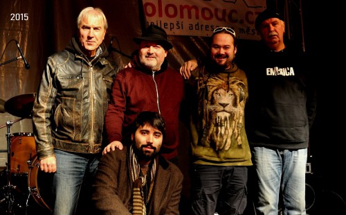 Horní náměstí Olomouc, foto Viktor Michejev, 2015. Zleva: Jaromír Pospíšil, Michal Drlík jr., Michal Drlík, Martin Svoboda, Oldřich Pospíšil.