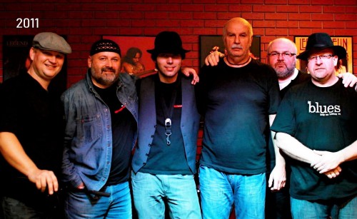 Bounty rock cafe Olomouc, foto Jan Koráb, 2011. Zleva: Jiří Pavlík, Michal Drlík, Michal Drlík jr., Oldřich Pospíšil, Jiří Haken, Petr Kulvait.