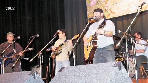 Festival Moravský vrabec, Mohelnice, 2002. Zleva: Petr Kulvait, Jakub Šlezar, Michal Drlík, Tomáš Kalandřík.